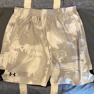 Under Armour Men's Patterned Gray Athletic Shorts
